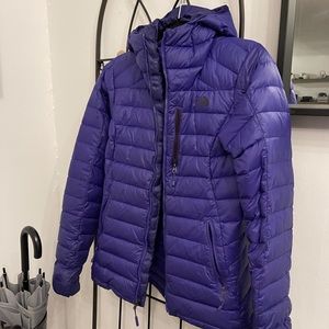 North face coat size extra small. Fits small to medium sized persons too.